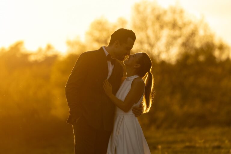 Anna und Niklas beim After-Wedding-Shooting im Sonnenuntergang